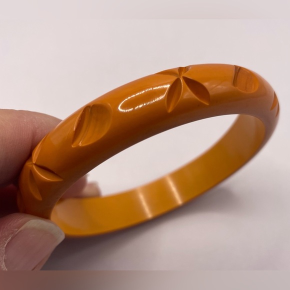 Vintage Bakelite Butterscotch Deep Carved Design Bangle Bracelet Orange Tone - Picture 5 of 8